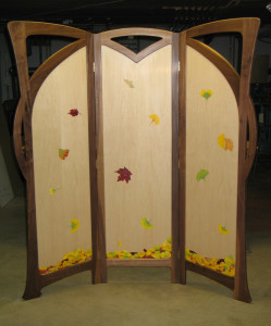 The reverse side of the screen is painted with falling and drifting leaves.